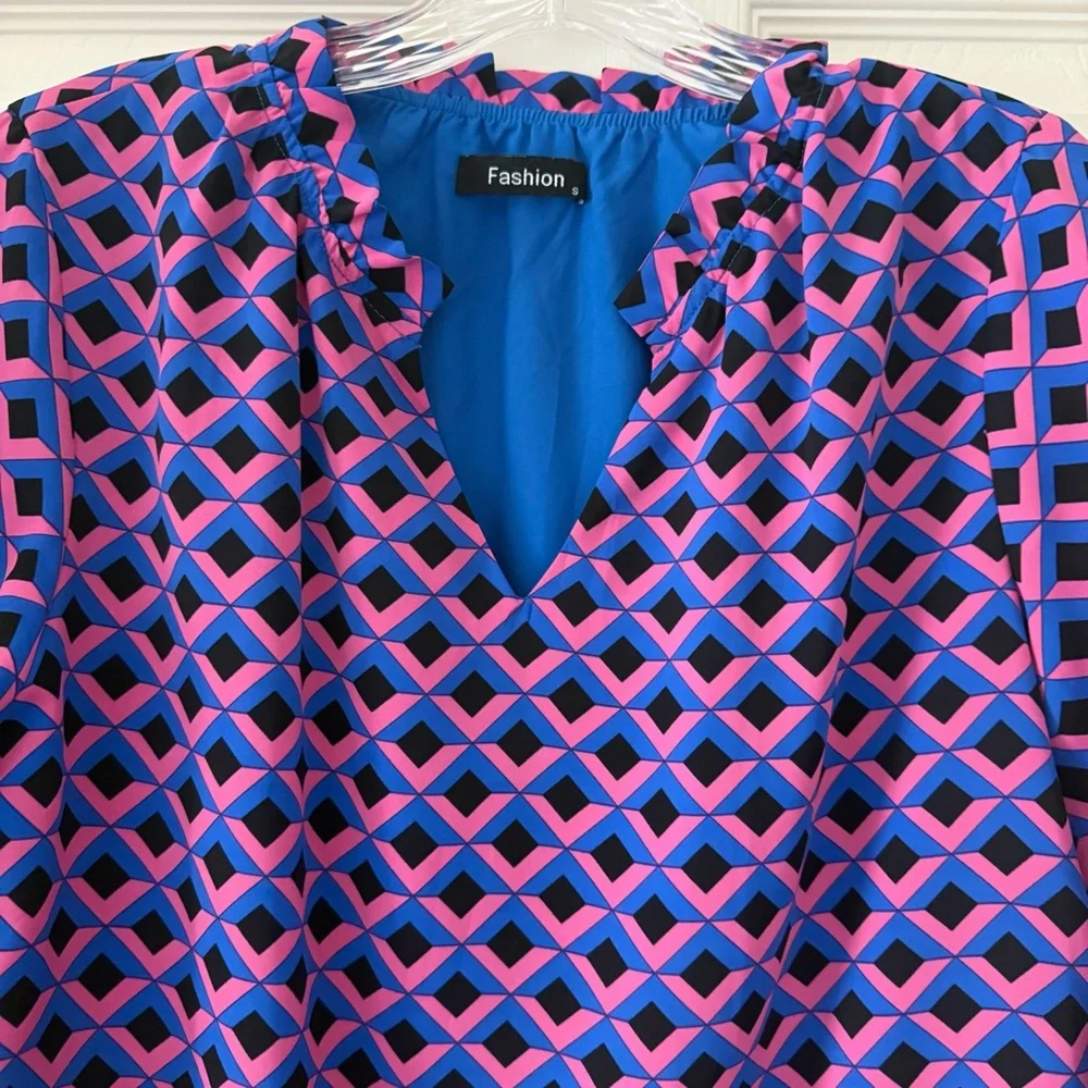 Geometric Patterned Blouse - Picture 3 of 9